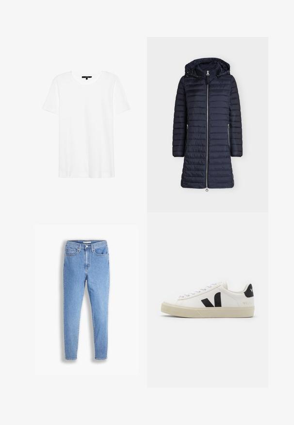 Lange donkerblauwe doorgestikte winterjas met ritssluiting aan de voorkant, twee ritszakken aan de zijkant, lange mouwen en een aangehechte capuchon met aantrekkoorden.; Witte t-shirt met korte mouwen en een ronde hals. Gemaakt van zachte stof, heeft het een relaxte pasvorm en een eenvoudig ontwerp zonder patronen of accenten.; Lichtblauwe hoge taille slim-fit jeans met voor- en achterzakken, knoopsluiting en riemlussen op een witte achtergrond.; Witte leren sneaker met zwart rubberen V-logo. Getextureerde off-white zool, witte veters en een achterkant met een detail van de merknaam in het zwart.