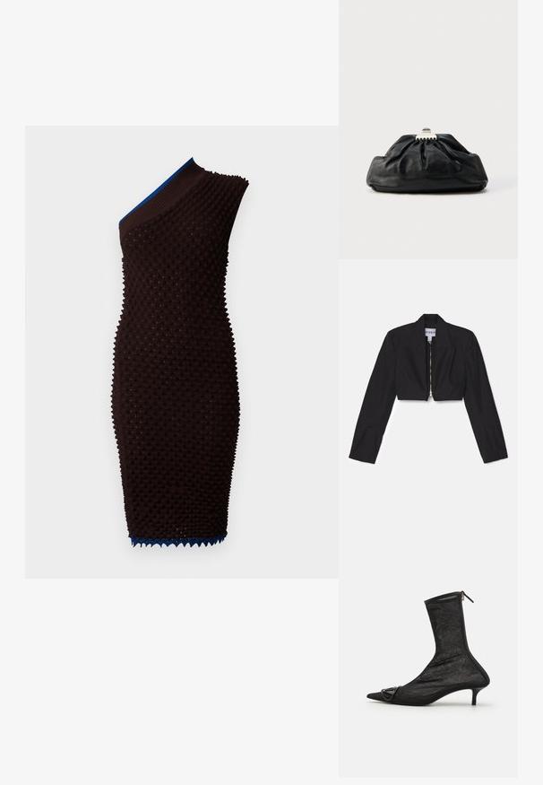 Sort cropped blazer med lange ærmer, skarpe lapeller og en frontlynlås. Har strukturerede sømme for en skræddersyet pasform.; Brun strikket kjole med tekstureret overflade og design med én skulder. Har en blå ribbet halsudskæring og bølget detaljering i kanten.; Sorte mesh ankelstøvler med spidse tæer, lynlås og en lille hæl. Har en dekorativ spændeaccent nær tåområdet.; Sort læderclutch med en samlet tekstur, metal lukning og diskret præget logo på forsiden. Rundet form.