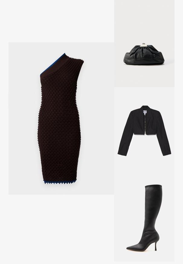 Sort cropped blazer med lange ærmer, skarpe lapeller og en frontlynlås. Har strukturerede sømme for en skræddersyet pasform.; Brun strikket kjole med tekstureret overflade og design med én skulder. Har en blå ribbet halsudskæring og bølget detaljering i kanten.; Sort læder knæhøj støvle med spids tå og høj, slank stilethæl på hvid baggrund.; Sort læderclutch med en samlet tekstur, metal lukning og diskret præget logo på forsiden. Rundet form.
