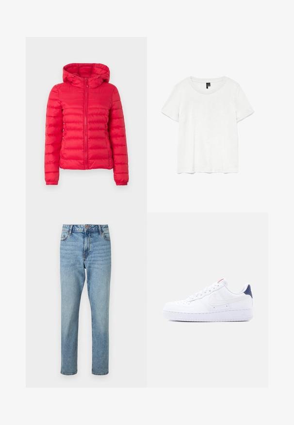 Rote Steppjacke mit Kapuze, versehen mit gesteppter Textur und Frontreißverschluss. Elastische Bündchen und Saum bieten Halt und Komfort. Leichtes und warmes Design.; Weißes T-Shirt mit kurzen Ärmeln und rundem Ausschnitt, hergestellt aus leichtem Stoff. Schlichtes Design, glatte Textur und gerader Saum.; Hellblaue, hoch taillierte Jeans mit geradem Bein, vorne mit Knopf- und Reißverschluss, vorderen Taschen und dezenten ausgewaschenen Details.; Weißer Sneaker mit niedrigem Schaft, Perforationen an der Spitze, weißen Schnürsenkeln, einem weißen Swoosh-Logo und einer dunkelblauen Fersenschlaufe.
