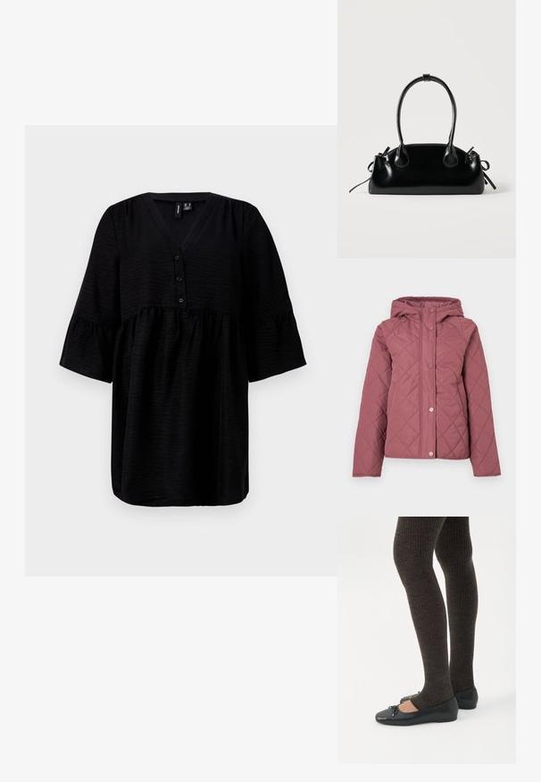 Chaqueta acolchada y acolchada en rosa polvo con capucha, cierres de presión y patrón de rombos. Hecha de material sintético suave.; Top negro con escote en V, botones en la parte delantera y mangas cortas con volantes. Hecho de un tejido texturizado con un ajuste holgado y fluido.; Piernas con leggings oscuros acanalados combinados con bailarinas negras que presentan pequeños detalles de lazo sobre un fondo blanco.; Pequeño bolso negro brillante con dos asas largas y detalles de cordón lateral sobre un fondo claro liso.