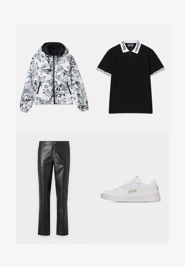 Witte hooded jas met zwart en grijs bloemen barokpatroon, ritssluiting aan de voorkant, ritssluitingen aan de zijkanten en elastische manchetten en zoom.; Zwarte poloshirt met een halve ritssluiting, witte merk-kraag, en manchetten met een contrasterend logo-patroon. Korte mouwen. Katoenen materiaal.; Zwarte leren broeken met een gladde textuur, recht model en subtiele stiksel langs de naden. Voorzien van een knoopsluiting in de taille.; Witte lage sneaker met geperforeerde details, veters aan de voorkant en gouden "Versace Jeans Couture" logo's op de zijkant en hiel.