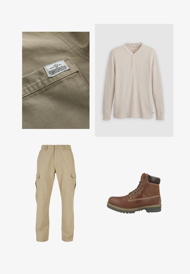 Khaki stof med en struktureret overflade, der har et hvidt mærke syet på en lomme – teksten inkluderer "ESTD 1982," "STANDARD ISSUE" og forsyningsreference.; Langærmet henley-skjorte i lys beige ribbet stof, med V-hals, tre-knap placket og manchetter ved ærmerne. Rød logo-tags ved kanten.; Beige cargo bukser lavet af bomulds twill, med flere sidelommer, lige ben design og lynlås med bæltestropper.; Brun læderankelstøvle med rundet snude, polstret krave, hvide syninger og gummisål med mønster for godt greb.