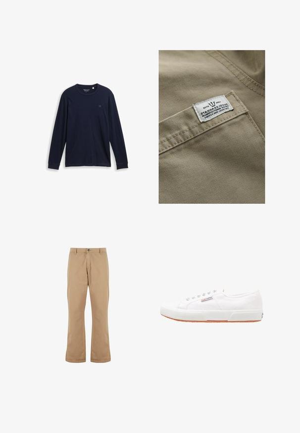 Khaki stof met een gestructureerd oppervlak, met een wit label op een zak genaaid—de tekst bevat "ESTD 1982," "STANDARD ISSUE," en een referentie voor de levering.; Marineblauwe T-shirt met lange mouwen, gemaakt van zachte katoen, met een ronde halslijn, gestikte zomen en een klein, geborduurd logo op de borst.; Beige katoenen broek met een rechte snit, voorzien van een knoopsluiting, zijzakken en een gladde textuur.; Witte canvas sneakers met een rubberen zool, vetersluiting en een klein logolabel aan de zijkant. Gewreven wit bovenwerk en een bruine zool.