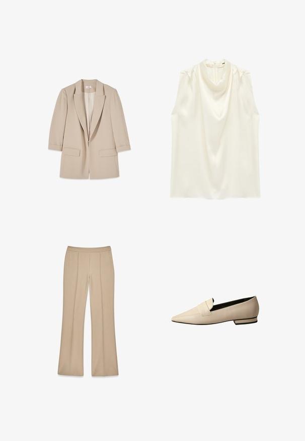 Blazer beige de mujer con solapas con muesca, dos bolsillos delanteros con solapa y mangas de largo tres cuartos, mostrado sobre un fondo blanco.; Blusa sin mangas de satén crema con cuello vuelto drapeado y cierre trasero con cremallera.; Pantalones beige ajustados con diseño de pierna acampanada, hechos de una tela suave que presenta detalles de pliegues en la parte delantera, con cinturilla elástica para mayor comodidad.; Mocasines de cuero beige con punta afilada, que presentan una amplia correa en el empeine y un tacón bajo apilado con un acento negro.
