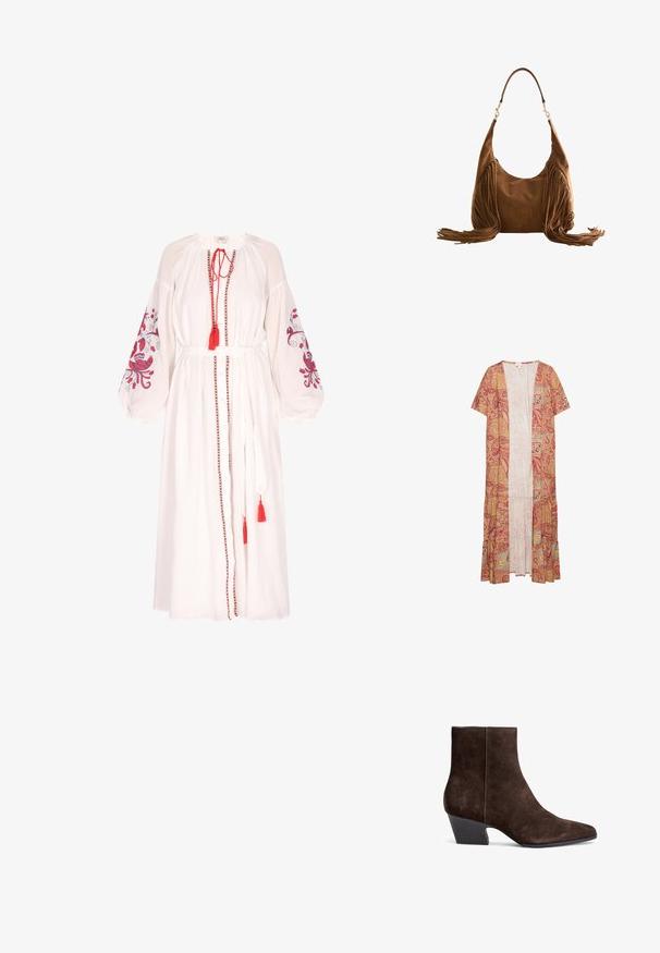 Lange, lichte kimono-stijl omslag in een rood en gouden paisley patroon, met korte mouwen, een open voorkant en een gelaagde zoom.; Witte geborduurde jurk met lange mouwen, voorzien van rode en blauwe bloemmotieven, een trekkoord halslijn en franjenaccenten.; Bruine suède enkellaarsjes met een puntige neus, middelgrote blokhak en minimale stiksels voor een strakke uitstraling.; Bruine suède schoudertas met lange franjes aan beide zijden en een enkele band met goudkleurige gespen.