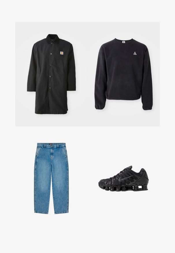 Sort mellemlang frakke lavet af kraftigt stof, med krave, frontknapper, sidelommer og et lille logo-patch på brystet.; Sort sweatshirt med lange ærmer, rund halsudskæring og elastiske manchetter. Har et lille hvidt trekantet logo på venstre bryst. Blød tekstur.; Lyseblå denim jeans med lige ben design. Har forlommer, lynlås og kontrastsyninger langs sømmene.; Sorte atletikskoser lavet af mesh og syntetiske materialer, med et karakteristisk bølget design, sort gummisål og reflekterende detaljer.