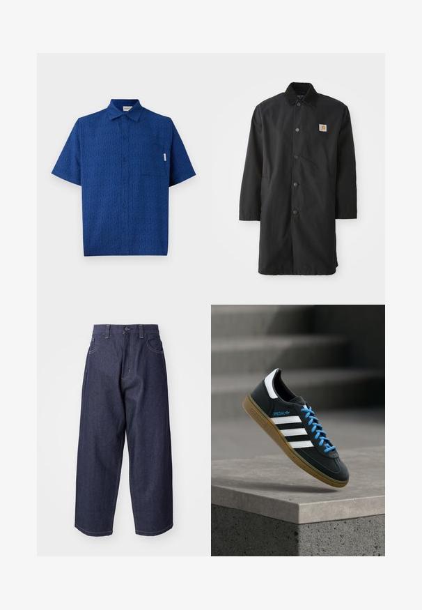 Sort mellemlang frakke lavet af kraftigt stof, med krave, frontknapper, sidelommer og et lille logo-patch på brystet.; Kortærmet blå skjorte lavet af tekstureret stof med et subtilt mønster, en knaplukning foran og en enkelt brystlomme.; Mørkeblå denim jeans med en løs, bred ben-design. Funktioner inkluderer en knaplukning, frontlommer og synlige stikninger.; Sort Adidas sneaker med hvide striber, blå snørebånd og gummisål, der svæver over gråt betontrin i blødt lys.