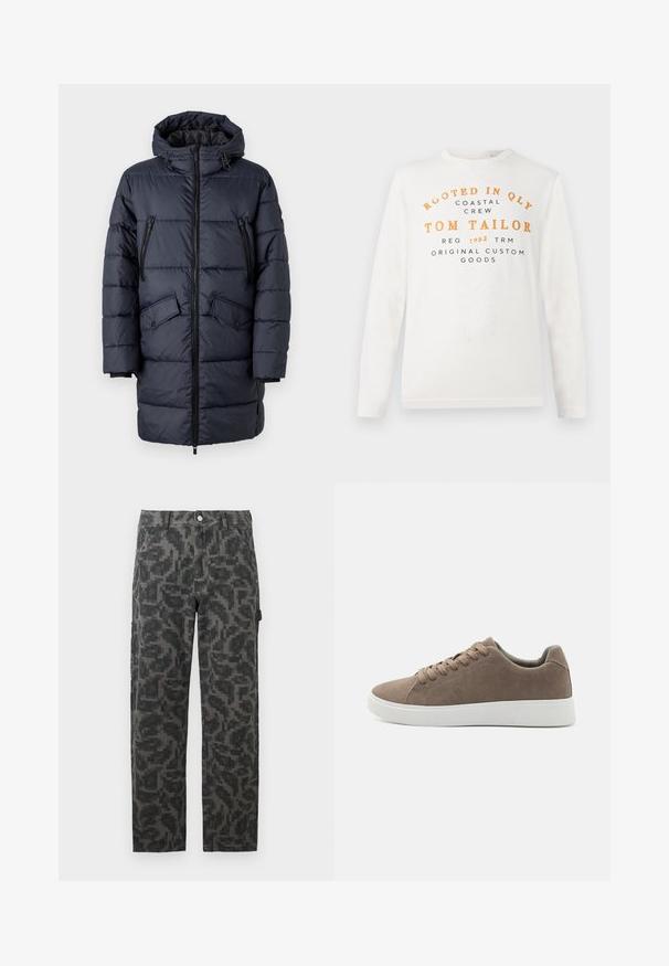 TOM TAILOR Abrigo de invierno - sky captain blue; Camisa blanca de manga larga con texto en naranja y negro que dice "Rooted in QLY Coastal Crew Tom Tailor Reg 1962 TRM Original Custom Goods" en la parte frontal.; Pantalones rectos pixelados en negro y gris con bolsillos frontales y cierre de botón.; Zapatillas de ante marrón con suelas de goma blanca planas, diseño de cordones, punta redondeada y una textura suave. Estilo minimalista con sutiles detalles de costura.