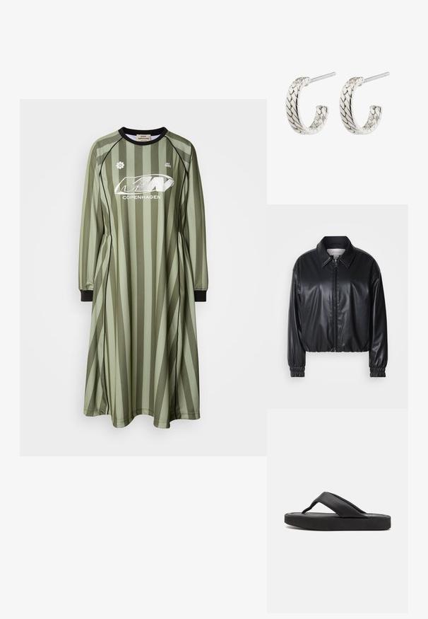 Sort cropped jakke i faux læder med lynlås foran, spidse kraver og elastiske håndled. Minimal brandings på brystet.; Olivengrønt kjole med lodrette striber, lange ærmer og rund halsudskæring. Har et logo og en blomster grafik på brystet. Blødt stof.; Sort flip-flop med en bredt tåpost og en blød syntetisk overdel. Har en tyk gummisål med en struktureret fodseng for greb.; Sølv hoops øreringe med en flettet mønster, der har en struktureret overflade og en stiftlukning, buet design og poleret finish.