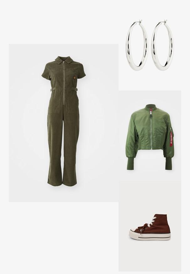 Beskaaret bomberjakke i olivengrøn, lavet af glat nylon, med frontlynlås, ribstrikket krave og et accentræd mærke på ærmet.; Olivengrøn kordfløjl jumpsuit med lynlås foran, korte ærmer, to brystlommer og justerbare sidebånd. Bukser med flared ben.; Højtop brun lærredsneaker med hvide snørebånd, hvid gummisål og sort stribe, vist fra siden på en ens hvid baggrund.; Sølv hoops øreringe med en glat, reflekterende overflade. Rund, stor form med en sikker lås øverst. Den polerede finish fremhæver glansen.