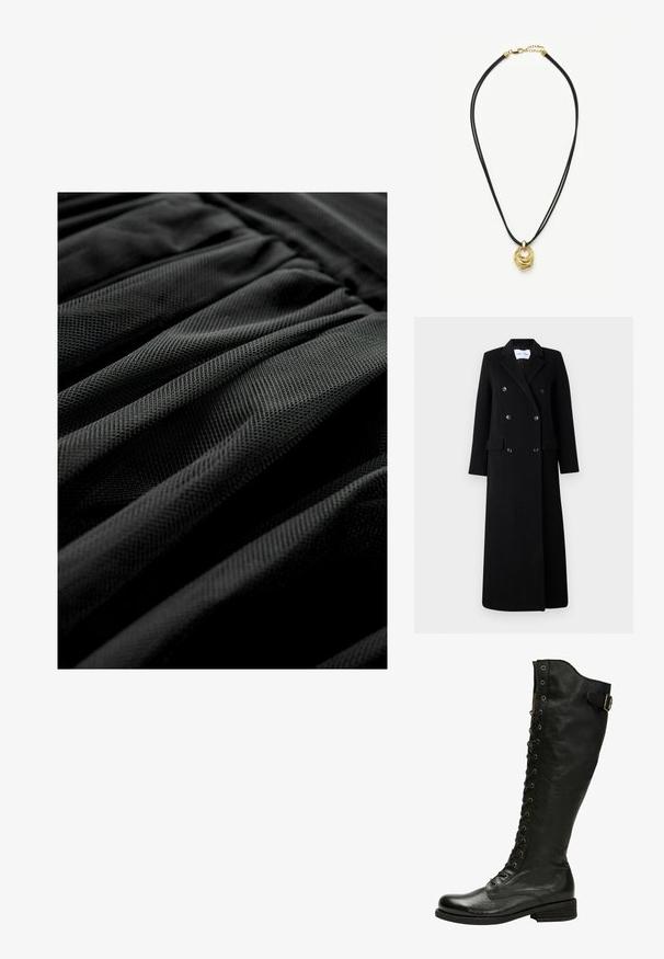 Samsøe Samsøe COAT MAXI - Klassisk frakke - black; Sort tekstureret stof med et plisseret design, der viser et ensartet mønster og en blød udseende. Fokus på lag og folder i materialet.; Sorte læder knæhøje støvler med snørebånd foran, sølvøjer og sidebælte. Har en tekstureret overflade og stablet hæl.; Sort dobbelt snor halskæde med en guldfarvet abstrakt snoet løkke vedhæng og guldlås med forlængerkæde.