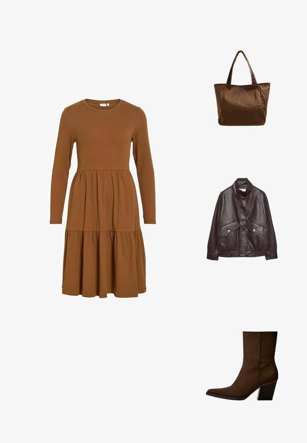 Braune Lederjacke mit hohem Kragen, zwei großen Fronttaschen, Druckknopf-Details und elastischem Bund. Strukturierte, matte Oberfläche.; Braunes Kleid mit langen Ärmeln aus geripptem Stoff, mit einem taillierten Oberteil und einem ausgestellten, mehrstufigen Rock. Rundhalsausschnitt und schlichtes Design.; Braune Wildleder-Stiefelette mit spitzem Zehenbereich und klobigem Absatz, die ein minimalistisches Design und eine glatte Textur vor einem weißen Hintergrund zeigt.; Braune Tragetasche aus strukturiertem Stoff mit zwei langen Griffen, verfügt über eine weit geöffnete Oberseite und eine strukturierte, geräumige Form.
