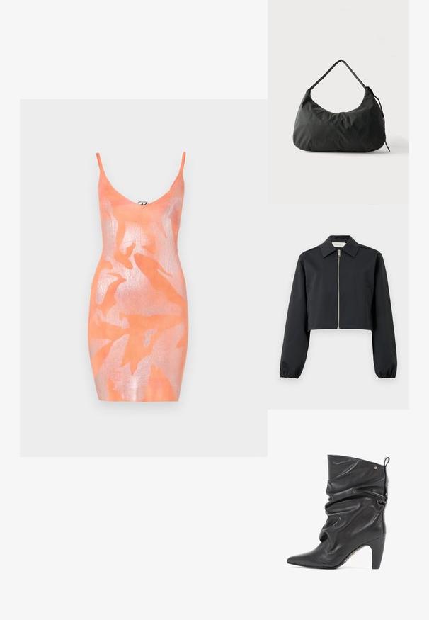 Sort cropped jakke lavet af glat materiale, med krave, lynlås foran og elastiske manchetter. Enkel design uden mønstre.; Strikket bodycon kjole i orange med et glimrende overlay. Har tynde stropper, en dyb V-hals og et bladmønster. Generelt glat tekstur.; Sorte læder støvler til midt på læggen med en slouchy design, spidse tæer, mellemhøj hæl og en lille strop bagpå.; Sort blødt stof skuldertaske med enkelt strop og let rynket tekstur mod en ensfarvet lys baggrund.