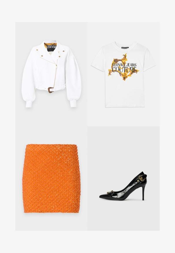 Chaqueta blanca cropped con mangas abullonadas, cremallera y botones dorados, cintura con cinturón y hebilla dorada ornamentada, etiqueta Versace Jeans Couture en el interior del cuello.; Camiseta de algodón blanca con un patrón barroco en dorado y marrón, con "VERSACE JEANS COUTURE" destacado en letras negras.; Minifalda naranja con una superficie texturizada, que presenta un patrón de diamante adornado con cuentas circulares brillantes en todo su diseño.; Zapato de tacón alto de charol negro con punta afilada, detalle de lazo en la parte frontal y un acento decorativo de hardware en tono dorado en la parte trasera.