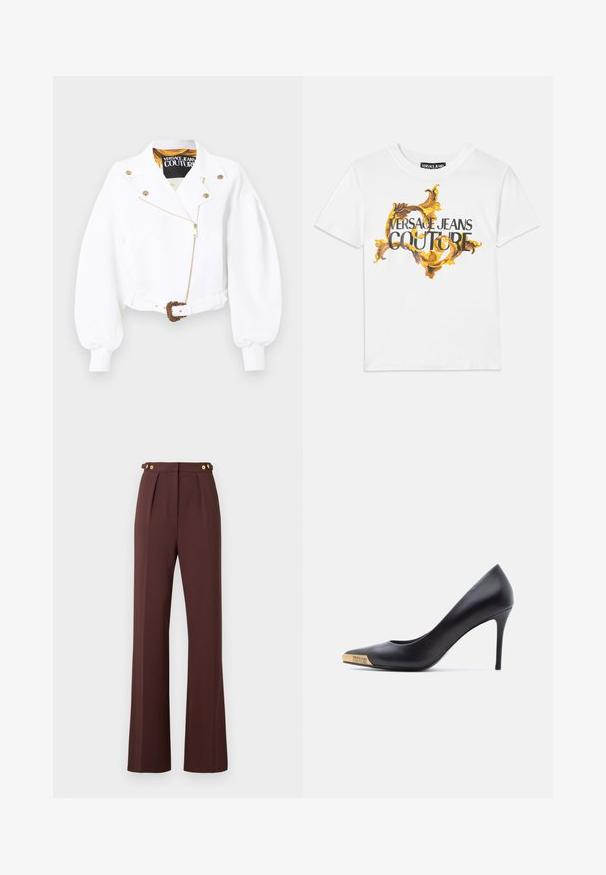 Biela krátka bunda s vykrojenými rukávmi, zlatý zips a gombíky, opasok v páse so zdobenou zlatou prackou, nášivka Versace Jeans Couture vo vnútri goliera.; Biele bavlnené tričko s gold a hnedým barokovým vzorom, s výrazným nápisom "VERSACE JEANS COUTURE" v čiernych písmenách.; Vysoké hnedé široké nohavice s prednými pukmi a zlatými gombíkmi na nastaviteľných páskach na páse.; Čierna kožená lodička na vysokom opätku so zúženou špičkou, zlatým kovovým zakončením s vyrytým nápisom "Versace Jeans Couture", zobrazená z profilu na bielom pozadí.