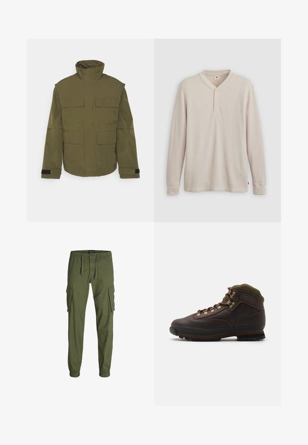 Jack & Jones JCOTWILL FIELD JACKET - Let jakke / Sommerjakker - olive night; Langærmet henley-skjorte i lys beige ribbet stof, med V-hals, tre-knap placket og manchetter ved ærmerne. Rød logo-tags ved kanten.; Olivengrønne cargo-bukser med elastisk talje, snøre, to store sidelommer og smalle ribkanter. Fremstillet af et holdbart stof.; Brune læder vandrestøvle med grøn stofkrave. Har metal snørehuller, gummisål og struktureret sål til greb.