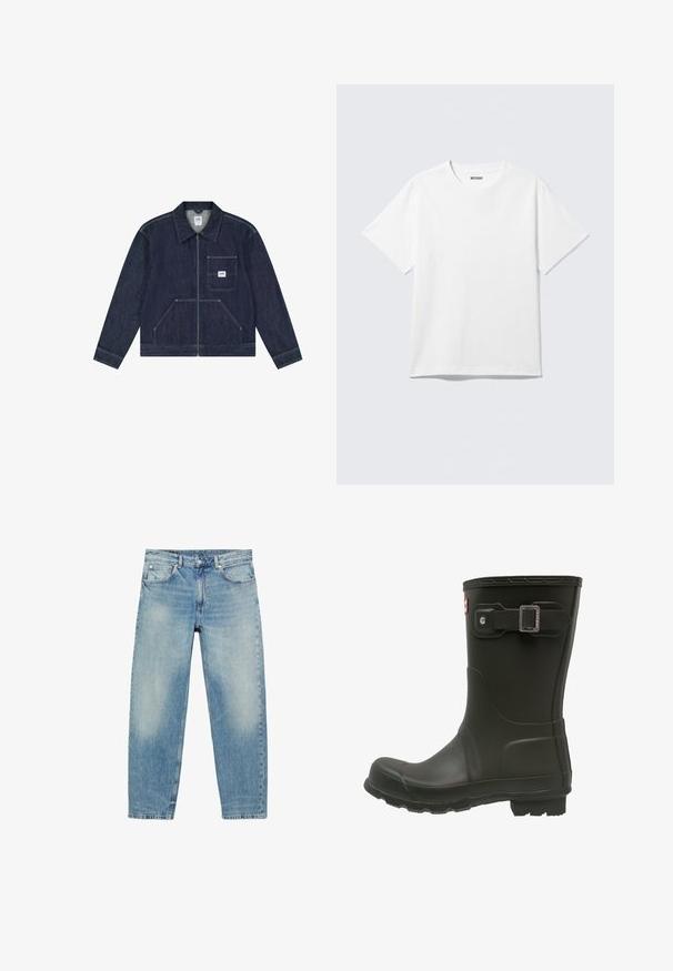 Veste en denim bleu foncé avec fermeture éclair frontale, poche poitrine ornée d'un patch logo Lee blanc, et deux poches frontales inférieures.; T-shirt blanc à manches courtes et col rond, étalé à plat, design uni, avec l'étiquette "WEEKDAY" à l'intérieur du col sur un fond clair.; Jean droit en denim bleu avec poches avant et passants de ceinture, présentant des détails légèrement décolorés sur les cuisses et les genoux.; Botte de pluie en caoutchouc noir avec un bout arrondi, une sangle boucle au-dessus et une semelle texturée pour une meilleure adhérence.