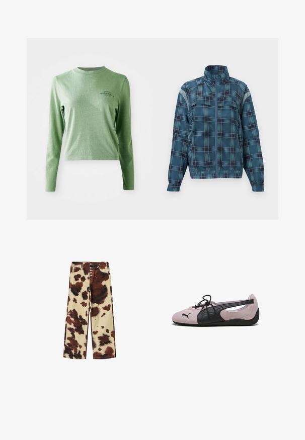 Blauw-zwart geruite jas met rits, hoge kraag, lange mouwen, elastische zoom en reflecterende patches op de bovenarmen.; Lichtgroene longsleeve t-shirt van zacht katoen, met een ronde hals en een klein bedrukt logo aan de bovenlinkerzijde.; Broeken met wijde pijpen en bruin-crème koeienhuidmotief, vijfknops gulp, voorzakken en zichtbare stiksels.; Lichtroze en zwarte Puma zachte zool schoen met open zijkant ontwerp en zwarte veters, gezien van opzij op een witte achtergrond.