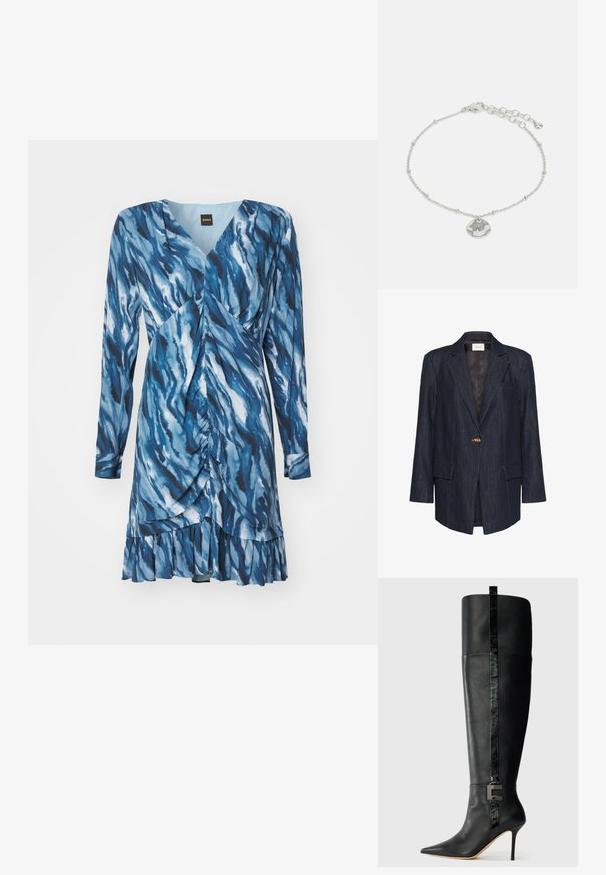 Veste en jean foncé avec une fermeture à un seul bouton, des revers crantés, deux poches avant et des détails de surpiqûres jaunes. Intérieur doublé.; Robe bleue avec un motif en vagues, manches longues, décolleté en V et détails froncés. Dispose d'un ourlet évasé avec une bordure froncée. Confectionnée dans un tissu doux.; Bottines en cuir noires, montantes jusqu'au genou, à talons aiguilles avec un bout pointu, une bande verticale brillante et un détail de boucle en métal à l'avant, sur fond clair uni.; Bracelet en chaîne argentée avec un pendentif rond arborant un design de globe stylisé. La chaîne comporte de petites perles et une fermoir mousqueton avec un maillon ajustable.