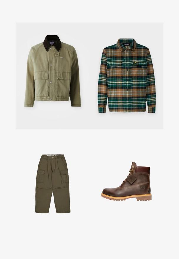 Olivenfarvet denimjakke med en brun ruskindsfarvet krave, med trykknapper, to forlommer og et lille logo på venstre bryst.; Skjorte i ternet flannel i grøn, brun og sort med knaplukning fortil, to brystlommer og et lille broderet logo på venstre lomme.; Olivengrønne cargobukser med knap- og lynlåslukning, bæltestropper og to store klaplommer på lårene.; Brun læder ankelstøvle med rund tå, solid sål, hardware i guldtone og en tekstureret overdel. Inkluderer et logo-tagfæstet.