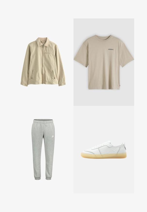 Beige katoenen jas met een kraag, voorrits en twee zijzakken met ritssluiting. Voorzien van een kleine borstzak met ritssluiting. Soepele textuur.; Beige katoenen T-shirt met korte mouwen, ronde hals en een klein zwart logo op de linkerborst. Rechte zoom en een losse pasvorm.; Grijze Nike joggingsbroek met een elastische tailleband, taps toelopende pijpen en elastische boorden, met een wit Nike-logo op de linkerbovenbeen.; Witte lage leren sneaker met beige doorschijnende zool, veters aan de voorkant en minimale stiksel details, zijaanzicht op een effen achtergrond.
