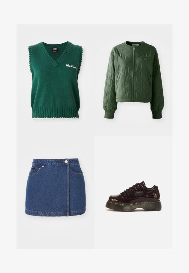 Veste matelassée verte avec un col rond. Comprend une fermeture éclair à l'avant et deux poches latérales avec des fermetures à pression. Les manches sont terminées par des poignets côtelés.; Gilet en tricot sans manches vert avec col en V, bords côtelés, passepoil blanc et logo "Dickies" sur la poitrine.; Mini jupe en denim, bleu foncé, avec une fermeture à boutons sur le devant, des poches latérales et des accents de couture jaunes le long de l'ourlet et des coutures.; Chaussure à plateforme bordeaux foncé brillante avec une semelle noire épaisse nervurée, couture jaune, bout rond et fermeture à lacets.