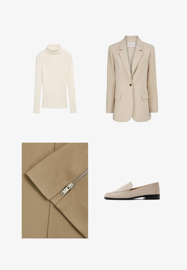 Modström GALE BLAZER - Halflange jas - powder sand; Creme trui met een col, gemaakt van ribbelstof. Lange mouwen en een getailleerde silhouette. Geen zichtbare patronen of hardwareaccenten.; Beige stof met een textuur oppervlak en diagonale naad, met een zilveren rits met een rechthoekige trekker.; Beige leren loafers met een gladde textuur, ronde neus en minimale stiksels. Voorzien van een lage zwarte hak en een insteekontwerp.