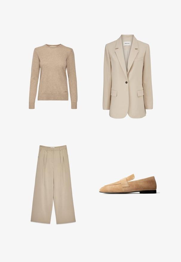Modström GALE BLAZER - Krátky kabát - powder sand; Bežový sveter s dlhým rukávom a okrúhlym výstrihom, vyrobený z mäkkého, textúrovaného materiálu, s jemným logom pri leme.; Bežové široké nohavice s prednými záhybmi, bočnými vreckami, pútkami na opasok a skrytým zapínaním vpredu.; Svetlohnedý mokasín z brúseného semišu s nízkym čiernym podpätkom a širokým remienkom na vrchu, zobrazený v bočnom profile na bielom pozadí.