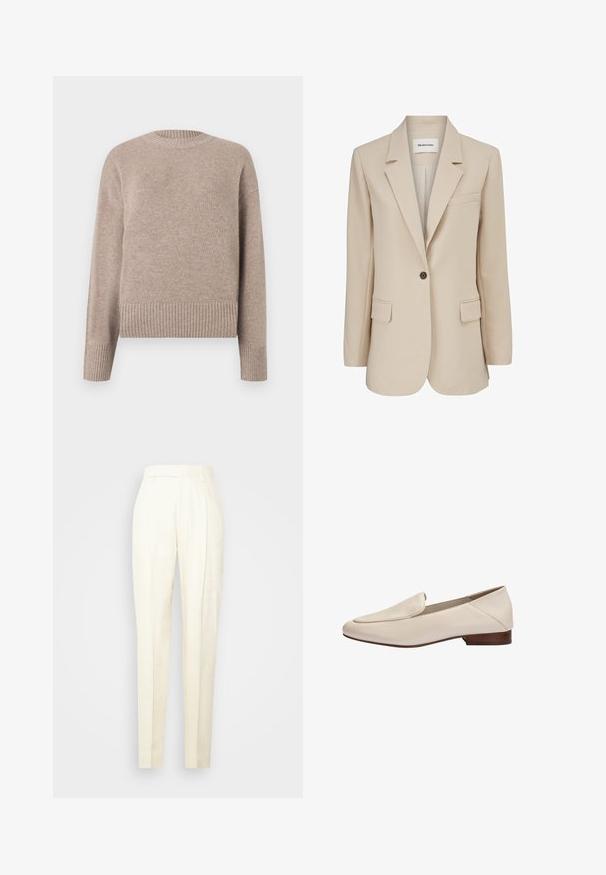 Modström GALE BLAZER - Korte frakker - powder sand; Beige strikket sweater med rund hals, ribbede manchetter og kant. Blød tekstur og afslappet pasform, velegnet til afslappet brug.; Filippa K JULIE TROUSERS - Bukser - dusty beige; Beige læderloafer med lavt træhæl og afrundet firkantet tå, sidevisning mod hvid baggrund.