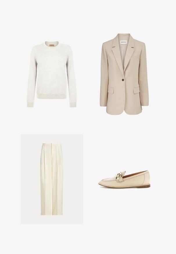 Modström GALE BLAZER - Korte frakker - powder sand; Lys grå sweater lavet af blødt strikstof, med rund hals og lange ærmer, samt ribbede manchetter og kant for ekstra tekstur.; Skræddersyede bukser i cremefarve med forreste læg, bæltestropper og opsmøgede kanter, vist på en ensfarvet baggrund.; Beige læderloafer med lav hæl og guldfarvet spænde på overdelen, vist mod en hvid baggrund.