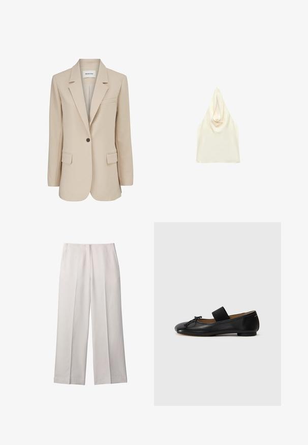 Modström GALE BLAZER - Manteau court - powder sand; Haut dos-nu en satin couleur crème avec un décolleté drapé et une coupe sans manches.; Pantalon beige clair à jambes droites avec poches latérales, pli avant et taille lisse, présenté sur fond blanc.; Ballerines en cuir noir avec un bout arrondi, un petit nœud décoratif et une lanière élastique sur le cou-de-pied pour un maintien sécurisé. Semelle plate.