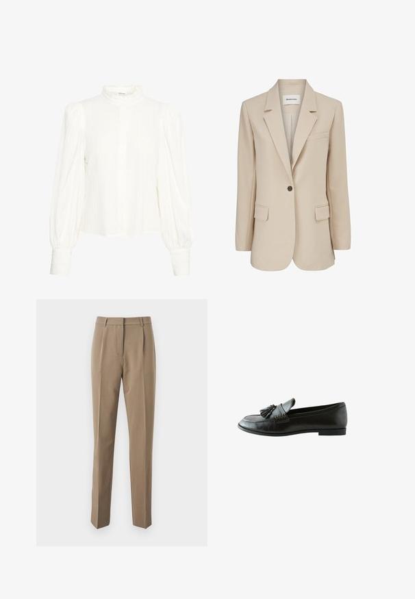 Modström GALE BLAZER - Korte frakker - powder sand; Hvid langærmet bluse med en tekstureret, krøllet stof. Har en høj, flæsedetaljeret krave og knaplukning. Bredde puffede ærmer og manchetter ved håndleddene.; Brune skræddersyede bukser lavet af glat stof, med en lige ben-design, frontfolder og en talje med bælteløkker.; Sort læderloafer med kvaster på toppen og lav hæl, vist fra siden på hvid baggrund.