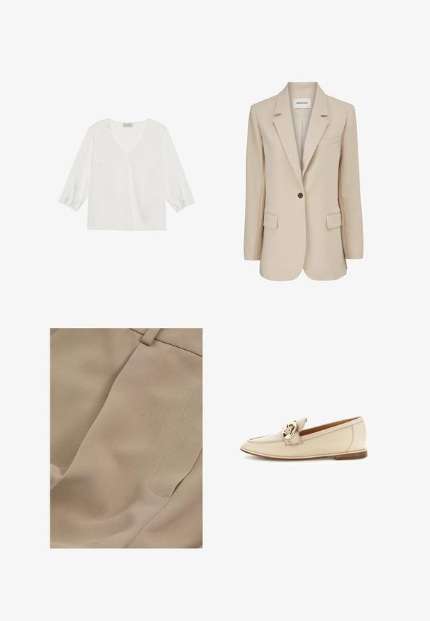 Modström GALE BLAZER - Abrigo corto - powder sand; Blusa blanca de manga larga con un profundo escote en V, material suave similar al satén y puños de manga fruncidos para un ajuste relajado.; Reiss PETITE FIT - EDEN ELASTICATED WAIST WIDE - Pantalones - mink neutral; Mocasín de cuero beige con tacón bajo y detalle de hebilla dorada en la parte superior, presentado sobre un fondo blanco.