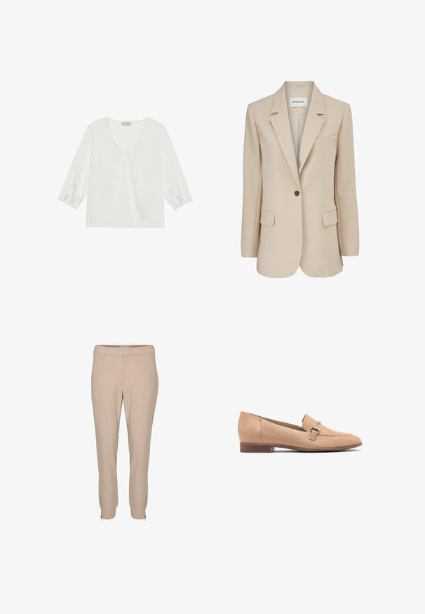 Modström GALE BLAZER - Abrigo corto - powder sand; Blusa blanca de manga larga con un profundo escote en V, material suave similar al satén y puños de manga fruncidos para un ajuste relajado.; Pantalones beige ajustados y entallados, con bolsillos laterales y detalles de cremallera en el dobladillo, hechos de una tela suave y ligera.; Mocasines de piel beige con un tacón bajo, que presentan un diseño cosido y un pequeño detalle de metal plateado en la parte superior. Textura suave.