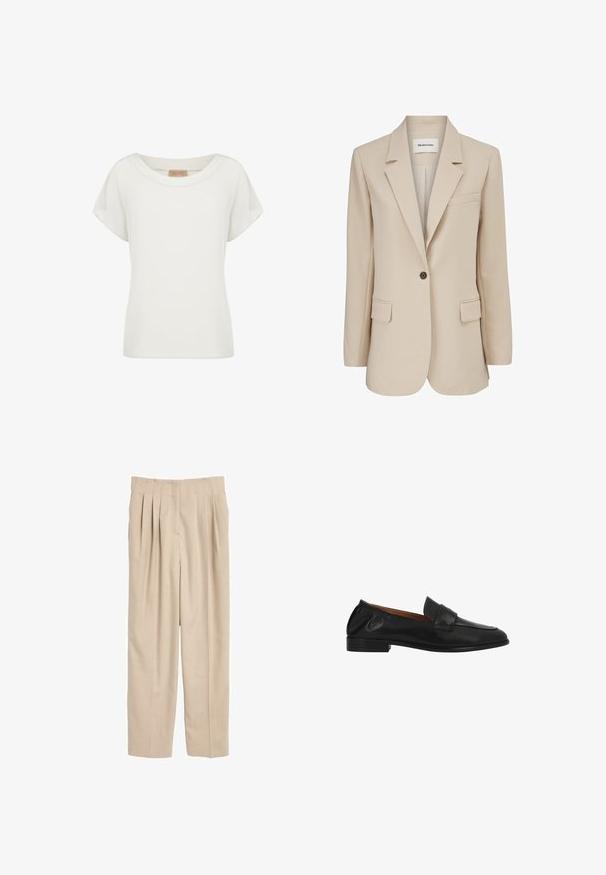 Modström GALE BLAZER - Korte frakker - powder sand; Hvid kortærmet dametop med rund halsudskæring og en lille beige label indeni kraven.; Beige plisserede bukser lavet af letvægtsstof. Har en lige pasform, taljebånd med syningsdetaljer og ingen synlige lommer.; Sort læder slip-on loafer med lav hæl, rundet tå og en syning på remmen tværs over toppen.