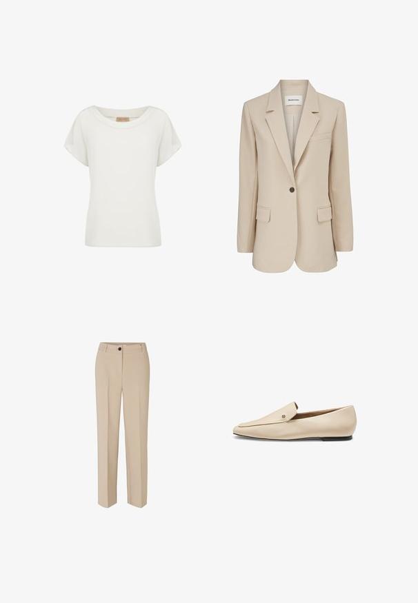 Modström GALE BLAZER - Kurzmantel - powder sand; Weißes Damenshirt mit kurzen Ärmeln, rundem Ausschnitt und einem kleinen beigen Etikett auf der Innenseite des Kragens.; Modström GALE - Stoffhose - powder sand; Beiger Leder-Slipper mit spitzer Zehenpartie, flacher schwarzer Sohle und kleinem metallischem Logodetail in der Nähe des oberen Randes.
