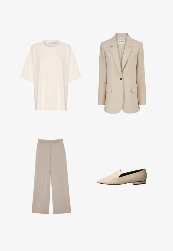 Modström GALE BLAZER - Abrigo corto - powder sand; Camiseta cremosa de gran tamaño hecha de una tela suave, con cuello redondo y mangas cortas. Detalle sutil del logotipo en relieve en la parte delantera.; Pantalones beige de pierna ancha con trabillas para el cinturón, bolsillos delanteros y una raya en el centro de cada pierna.; Mocasines de cuero beige con punta afilada, que presentan una amplia correa en el empeine y un tacón bajo apilado con un acento negro.