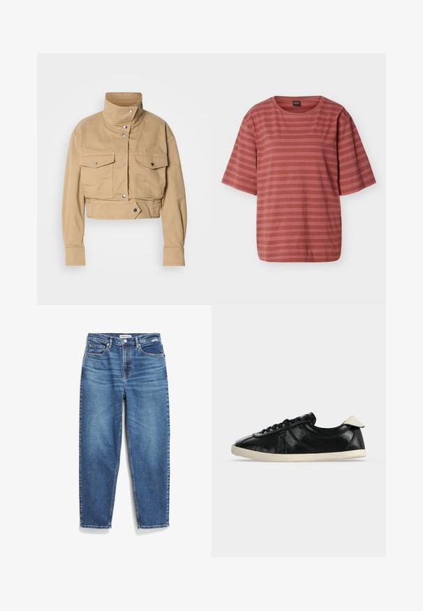 Bijgesneden beige jack van zachte katoen met een hoge kraag, drukknopen en twee borstzakken. Heeft een gladde, matte textuur.; T-shirt met korte mouwen in roestkleur met dunne horizontale witte strepen en een klein geborduurd logo op de linkerborst.; Blauwe denim jeans met een rechte pijpdesign, vijf zakken en subtiele vervaging. Heeft een knoopsluiting en contrasterende stiksels.; Zwarte lage sneaker met witte zool en hielriem, gestructureerd leren bovendeel en zwarte veters op een effen lichte achtergrond.