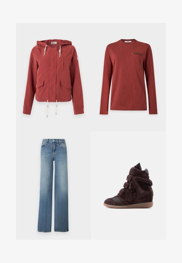 Veste à capuche rouge rouille avec fermeture éclair à l'avant, deux poches à rabat, une poche poitrine et des cordons réglables à la capuche et à l'ourlet.; T-shirt manches longues couleur rouille, col rond, avec une poche poitrine ornée d'une petite étiquette noire et de rivets dorés.; Jeans en denim bleu clair à jambes larges avec poches avant, fermeture par bouton, et texture délavée de la taille à l'ourlet.; Baskets compensées montantes en daim brun foncé avec bandes auto-agrippantes, orteil perforé, semelle en caoutchouc, talon clouté et étiquette de marque sur le côté.