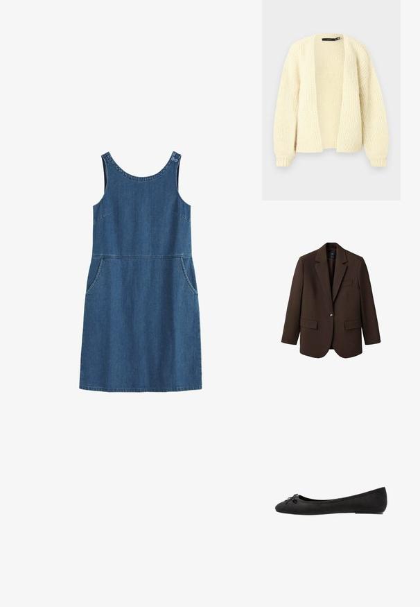 Brun blazer med klapkrave, enkelt knaplukning, to frontlommer og en brystlomme. Fremstillet i glat stof med en skræddersyet design.; Strikket cardigan i cremefarve med åben front, lange ærmer og ribkant ved ærmerne, vist mod en ensfarvet lys baggrund.; Ærmeløs blå denimkjole med rund halsudskæring, sidelommer og to knapper på venstre skulderstrop.; Sorte ruskind ballet flats med rund tå, prydet med en dekorativ sløjfe på forsiden og flad sål. Glat tekstur og klassisk form.