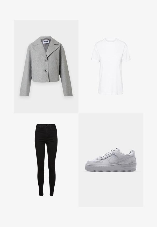 Lysegrå cropped frakke i uldblanding med brede revers, to knapper, sidelommer og lange ærmer mod hvid baggrund.; Hvid bomulds t-shirt med korte ærmer, rund hals og en afslappet pasform, med en glat tekstur og uden synlige mønstre.; Sorte skinny jeans i denim med høj talje, fem lommer, bæltestropper og subtile syninger. Glat tekstur, tætsiddende pasform.; Grå Nike Air Force 1 sneakers med perforeret tå, glat læderoverdel, tyk sål og præget 'AIR' detalje på hælen.