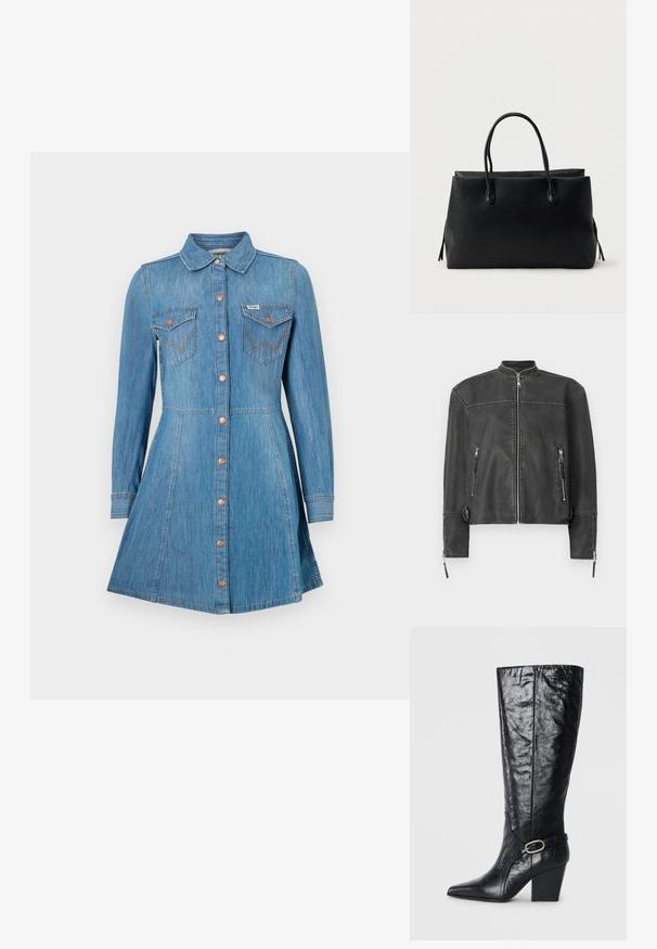 Schwarze Lederjacke mit einem Stehkragen, Frontreißverschluss und zwei Reißverschlusstaschen. Mit feinen Nähten und taillierter Passform.; Blaue Jeanskleid mit langen Ärmeln, Knopfverschluss, zwei Brusttaschen und einem ausgestellten Rock. Verfügt über kupferfarbene Knöpfe und Kontrastnähte.; Schwarze kniehohe Stiefel aus glänzendem Leder, mit einer spitzen Zehe, strukturierter Form und einem dekorativen Riemen mit einer silbernen Schnalle.; Schwarze Leder-Shopper-Tasche mit zwei Griffen, rechteckiger Form und einer einfachen, strukturierten Oberfläche vor weißem Hintergrund.