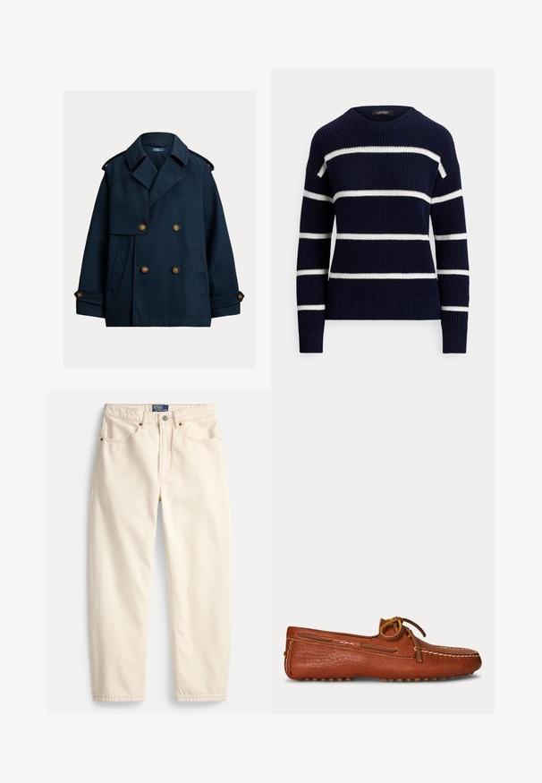 Donkerblauwe dubbelgeknoopte pea coat met brede revers, schouderepauletten, knoopmanchetten en zijzakken.; Marineblauwe gebreide trui met horizontale witte strepen, ribbelstructuur, ronde halslijn en ontwerp met verlaagde schouders.; Spijkerbroeken in crèmekleur, gemaakt van denim, met een rechte pijpsnit, zakken aan de voorkant en een detail van bovenstiksels. Metalen knoop- en ritssluiting.; Bruine leren mocassin met gestikte details en een gestrikte veter op een effen lichte achtergrond, gezien van opzij.