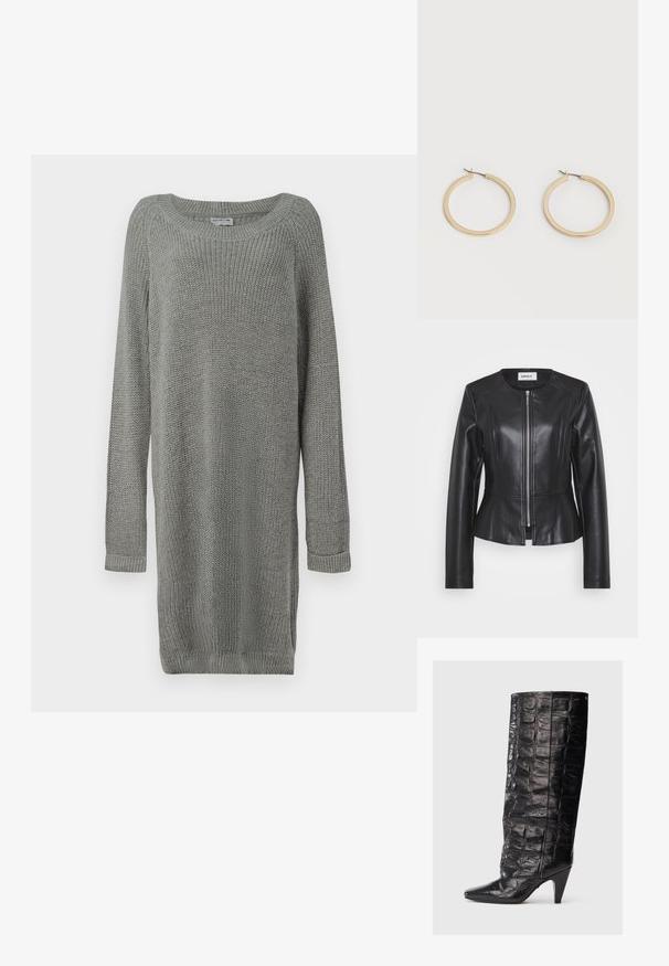 Sort læderjakke med en tætsiddende design, høj hals og lange ærmer. Har en frontlynlås og syninger i detaljeringen. Peplum-taljeaccent.; Grå strikket sweaterkjole med lange ærmer, ribbede manchetter, rund halsudskæring og sideslidser for nem bevægelse. Tekstureret stof.; Sort læderstøvle til knæet med tekstureret krokodillemønster, spids tå og en tilspidset høj hæl. Har et slankt design og en glat finish.; Par af glatte guldfarvede mellemstore øreringe med hængsellukning på en ensartet lys baggrund.