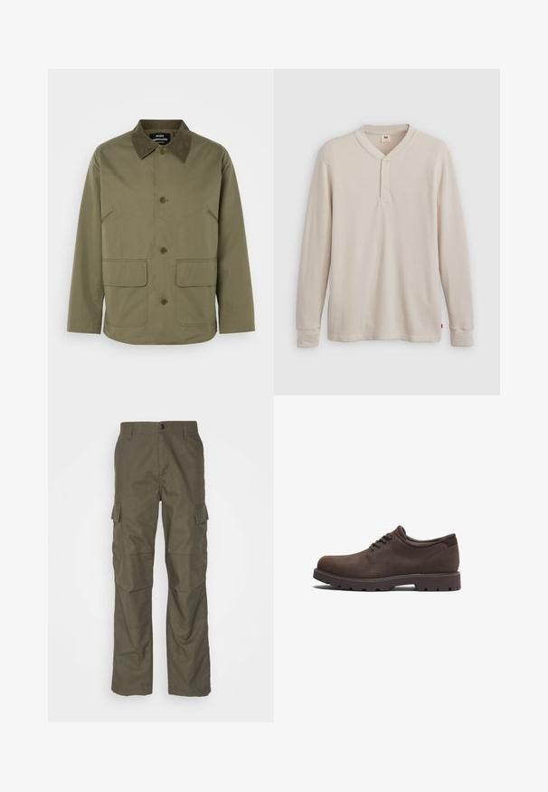 Olijfgroene jas met een bruine suède kraag, voorzien van twee voorzakken en een knoopsluiting aan de voorkant, gemaakt van een duurzame stof.; Lange mouwen henley-shirt in lichtbeige ribbelstof, met een V-hals, een drieknoopsluiting en manchetten. Rode logo-label aan de onderkant.; Olijfgroene cargobroek met rechte snit, gemaakt van gestructureerde stof. Bevat grote zijzakken en een knoopsluiting.; Bruine leren schoenen met een ronde neus en vetersluiting. Voorzien van een gestructureerd oppervlak en een rubberen zool met hoge grip. Subtiel logo aan de zijkant.