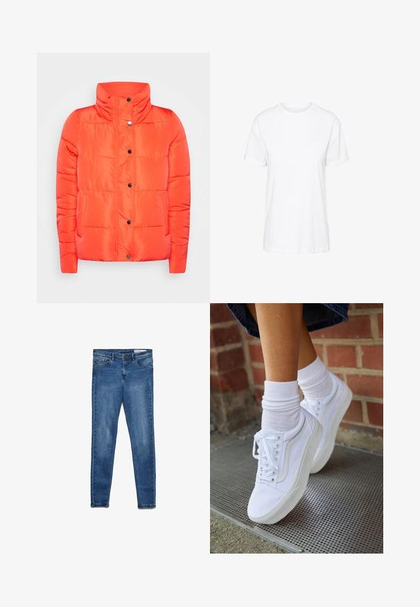ONLY ONLCOOL - Winterjas - orange; Witte katoenen T-shirt met korte mouwen, een ronde hals en een relaxte pasvorm, met een gladde textuur en zonder zichtbare patronen.; Donkerblauwe denim jeans met een klassieke skinny pasvorm. Voorzien van vijf zakken, een ritssluiting en subtiele vervaging voor textuur.; Witte canvas sneakers met rubberen zolen, voorzien van zes vetertjes, een ronde neus en lichte stikdetails, gecombineerd met witte enkelsokken.