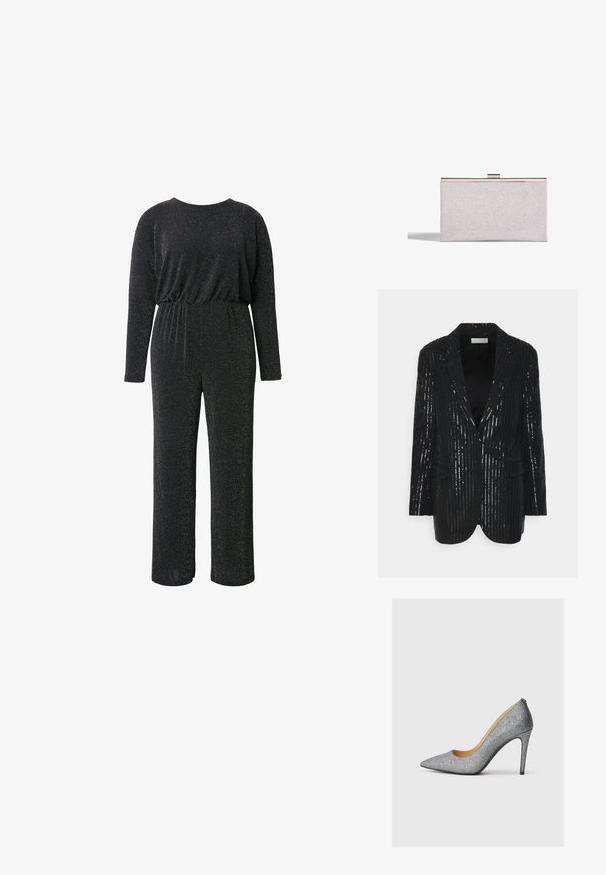 Sort blazer med vertikale pailetstriber, to knapper, reverskrave, strukturerede skuldre og forlommer. Glat tekstur med let glans.; Sort jumpsuit lavet af et struktureret, glitrende stof, med lange ærmer, rund halsudskæring, elastisk talje og vide benåbninger.; Sølvglitrende højhælede pumpe med spids tå og en slank silhuet, der har en glat indersåle og en slidstærk sort ydersål.; Rektangulær sølvglitter clutchtaske med metalramme og lås, der kaster en skygge på en hvid baggrund.