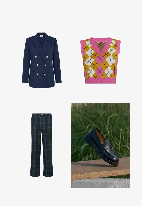 Marineblå dobbeltbrystet blazer med guldbuttons, skarpe revers, to forlommer og en glat tekstur. Skræddersyet pasform.; Strikket ærmeløs vest med en pink V-hals, argyle mønster i gul, hvid og pink, med kontrasterende sorte linjer og ribbet kant.; Grønne og marineblå ternede bukser med lige ben-design og elastisk talje. Stoffet har en blød tekstur og prydes af et klassisk ternet mønster.; Sort læderloafer, der svæver over en træbænk med højt grønt græs i baggrunden.