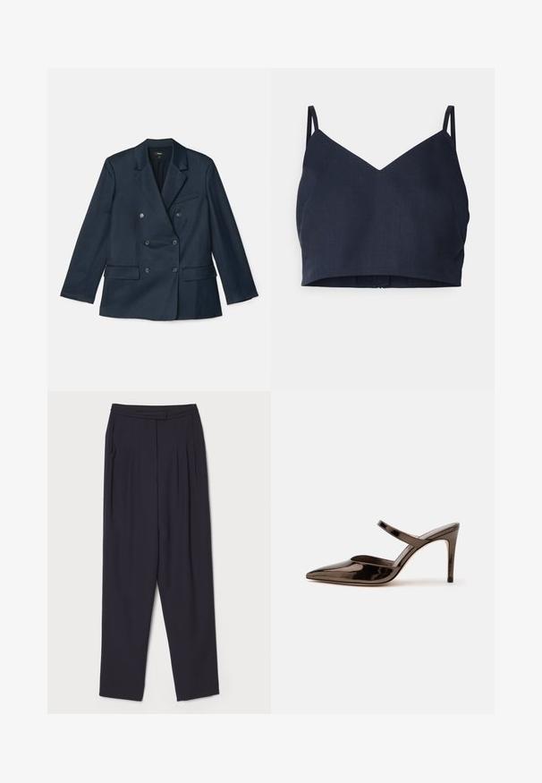 Marineblauer doppelt-knöpfbarer Blazer aus glattem Stoff. Mit Reverskragen, vier Knöpfen und zwei Fronttaschen sowie einer Brusttasche.; Kobaltblaues, kurzes Camisole mit V-Ausschnitt und dünnen Trägern. Hergestellt aus einem glatten Stoff mit leichtem Glanz und einem sauberen Saum.; Dunkelblaue Hosen aus weichem Stoff, mit Falten und einem geraden BeinDesign, standardmäßigen Bund und Seitentaschen.; Glänzender dunkelbrauner Mule mit spitzer Spitze und hohem Absatz mit schmalem Riemen über dem Spann vor weißem, einfachem Hintergrund.